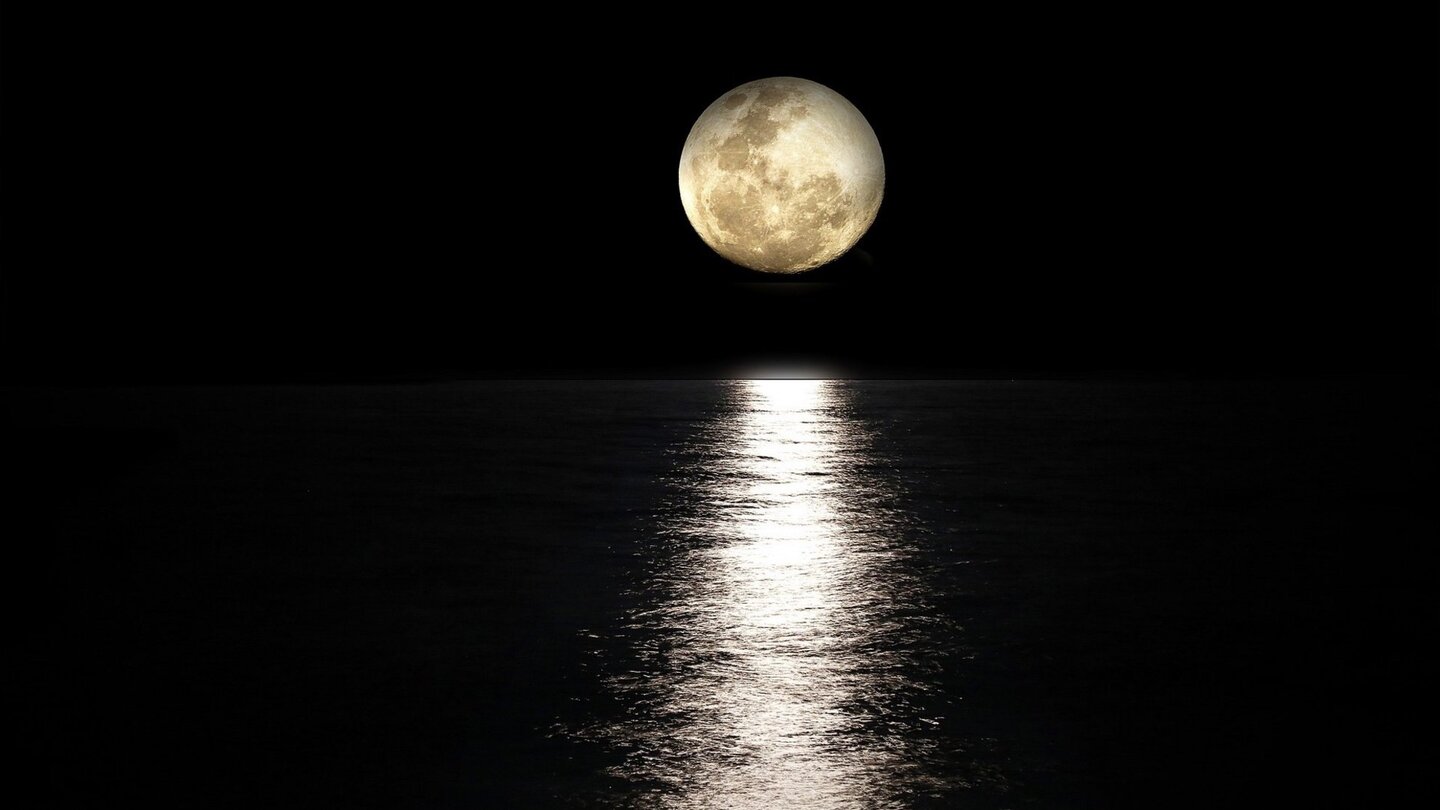Ein strahlender Vollmond hängt groß am nächtlichen Himmel und spiegelt sich auf der Oberfläche des dunklen Wassers.
