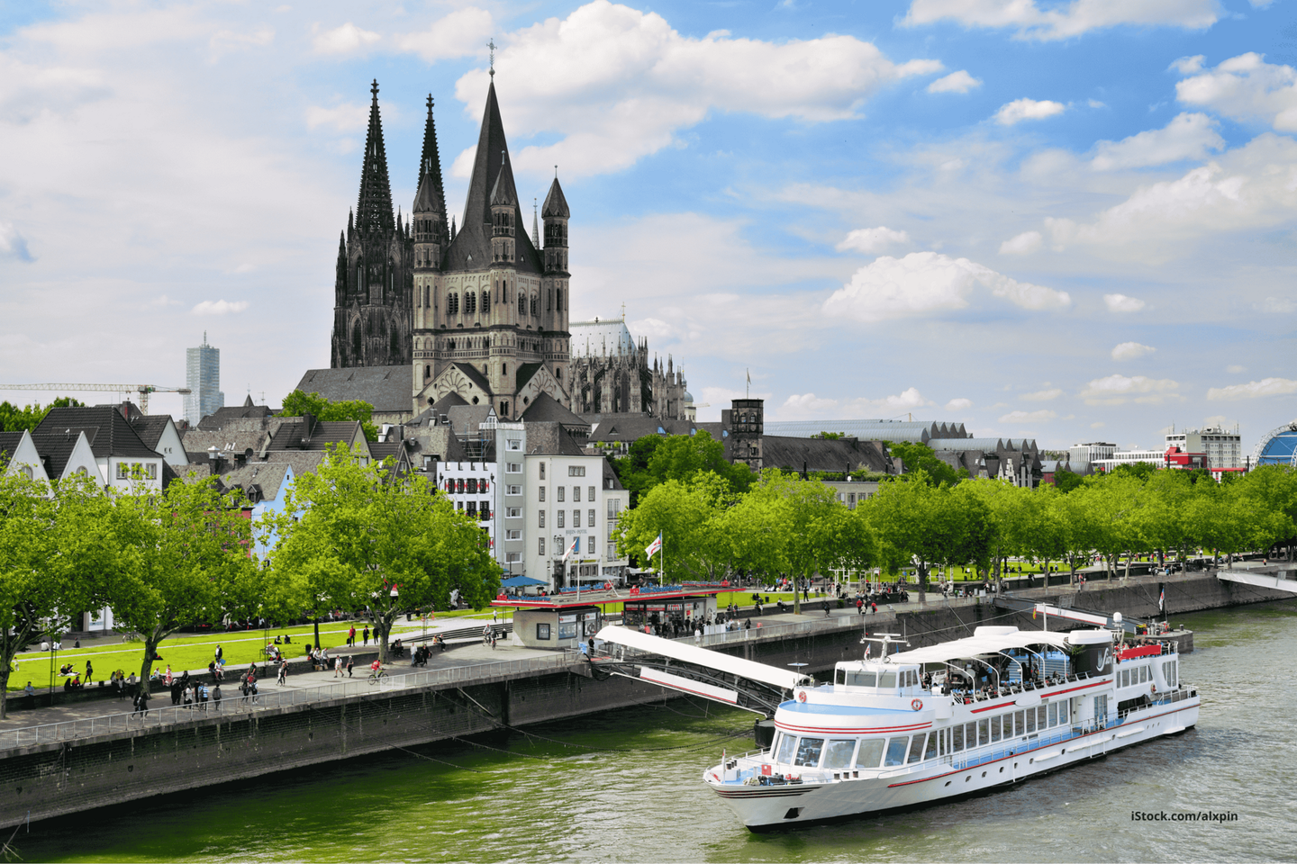 Das Foto zeigt eine Promenade am Rhein in Köln.