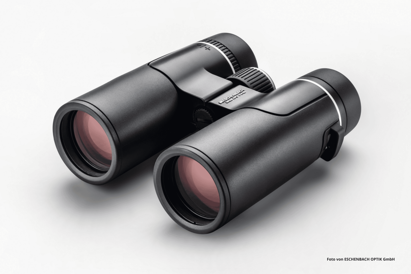Das Foto zeigt das Fernglas farlux APO 8 x 42 von Eschenbach Optik.
