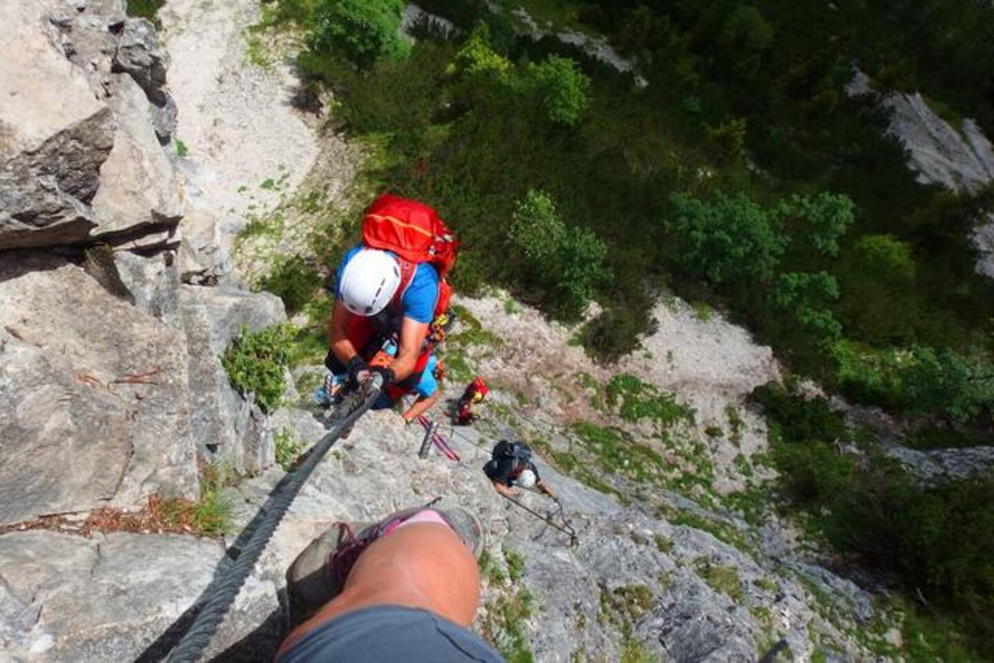 Mehrere Personen beim Klettersteigen