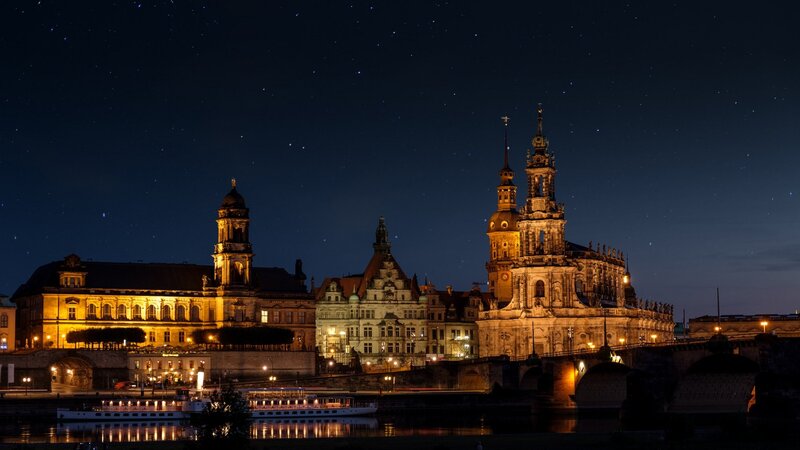 Ringsherum ein warmes Leuchten: Weihnachten in Dresden mit dem Fernglas