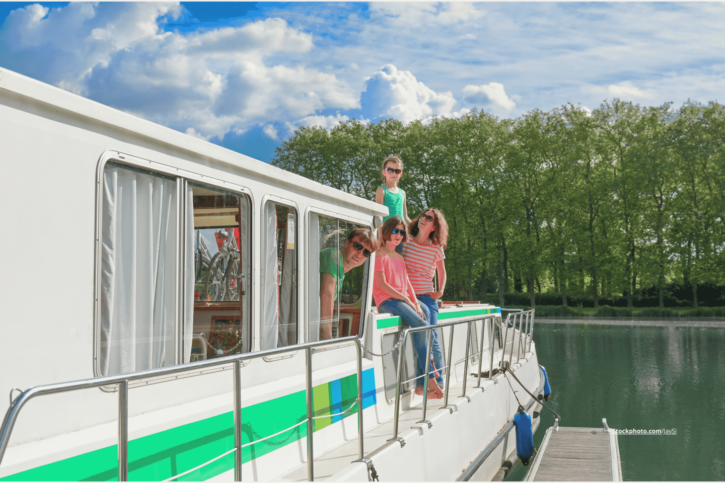 Eine vierköpfige Familie auf einem Hausboot. 