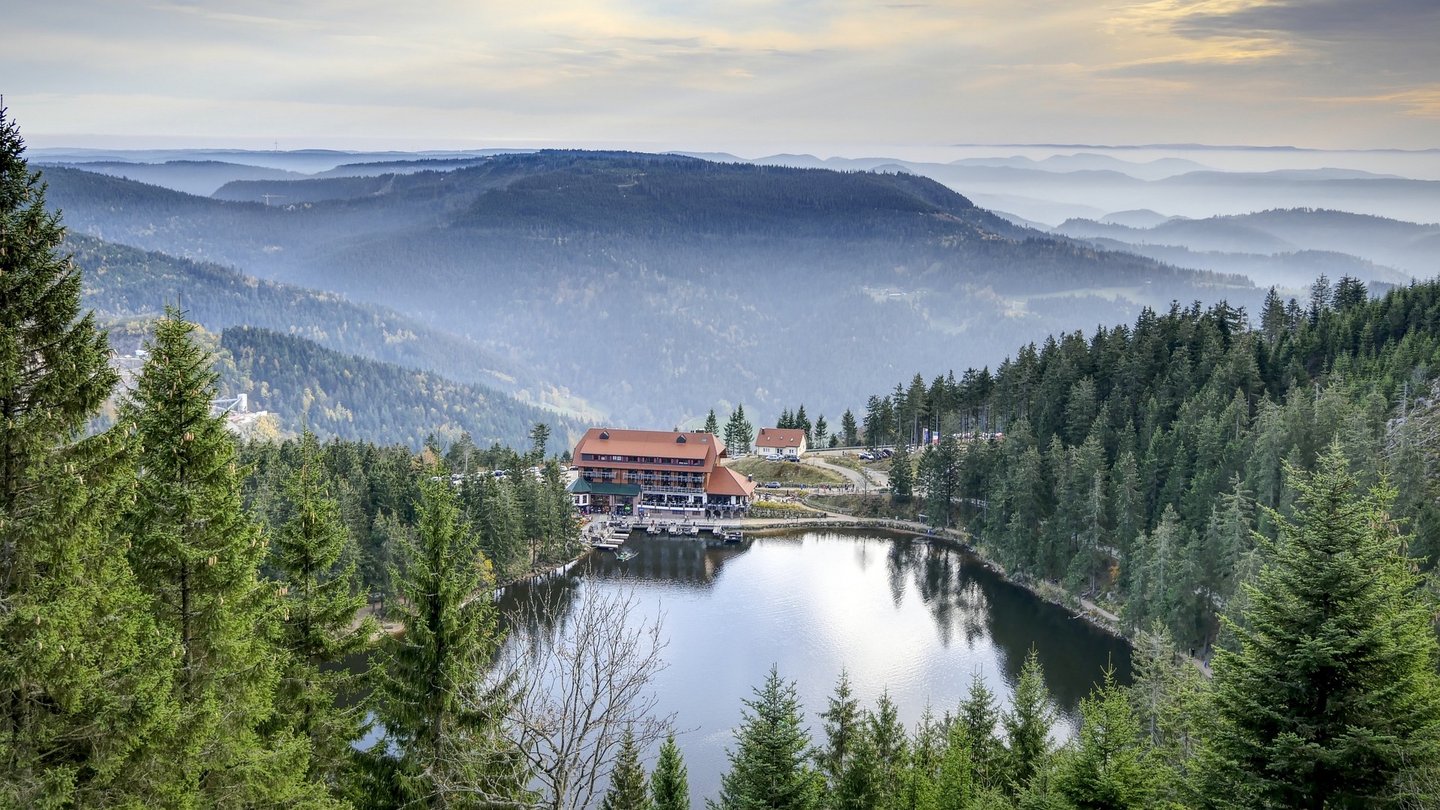 Das Bild zeigt den Mummelsee in Baden-Württemberg.