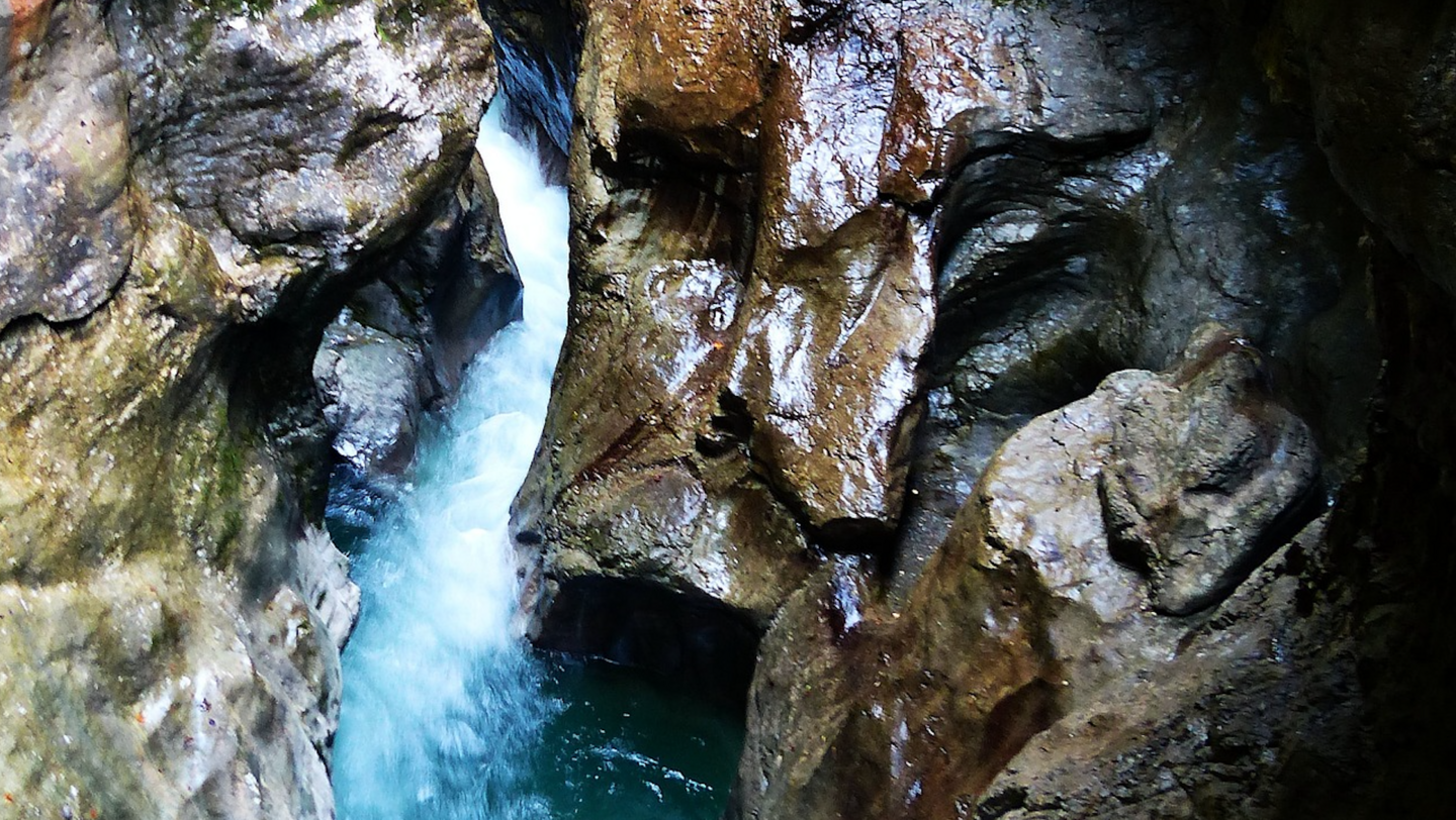 Das Bild zeigt Felswände der Breitachklamm.