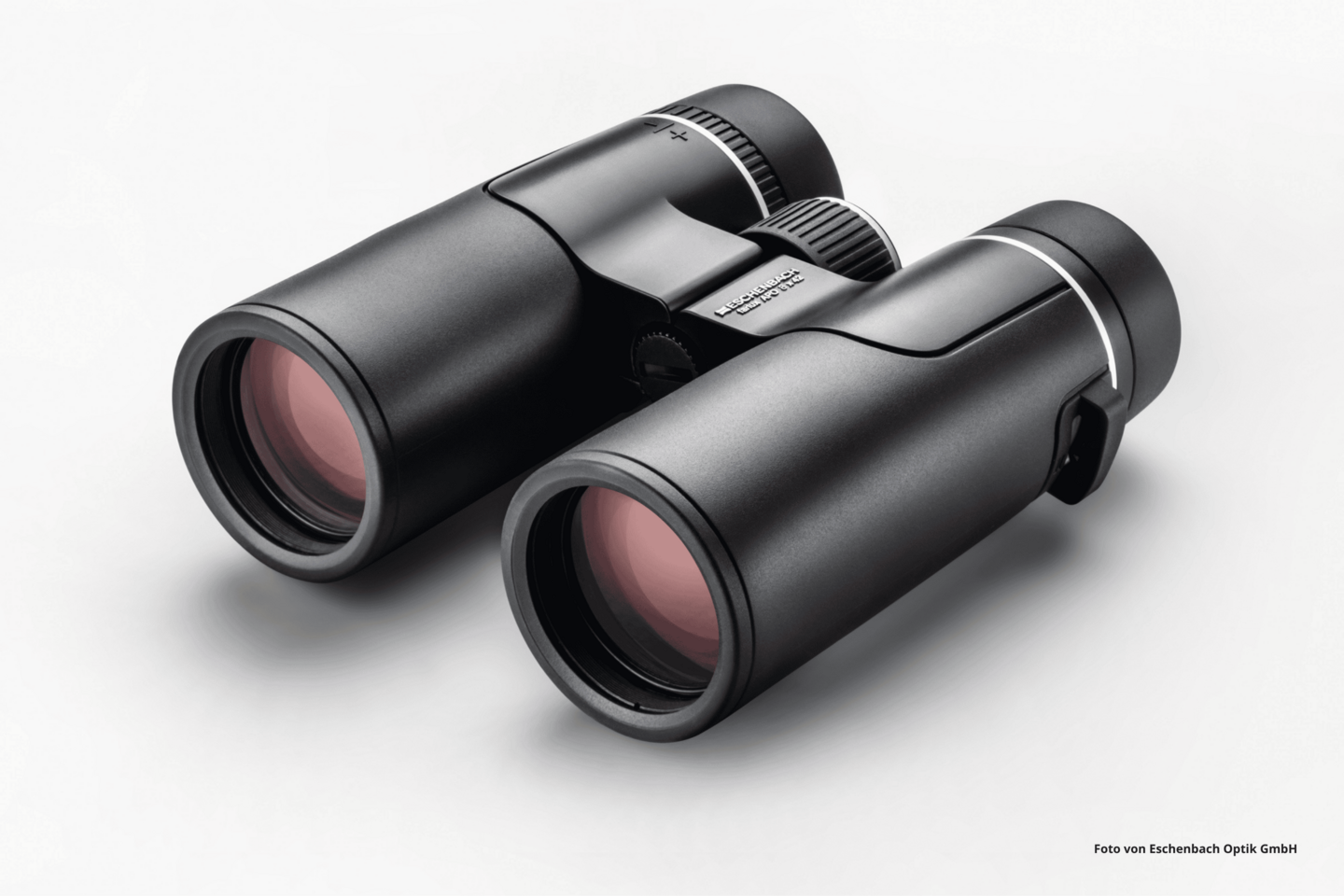 Das Foto zeigt das Fernglas farlux® APO 8 x 42 von Eschenbach Optik.