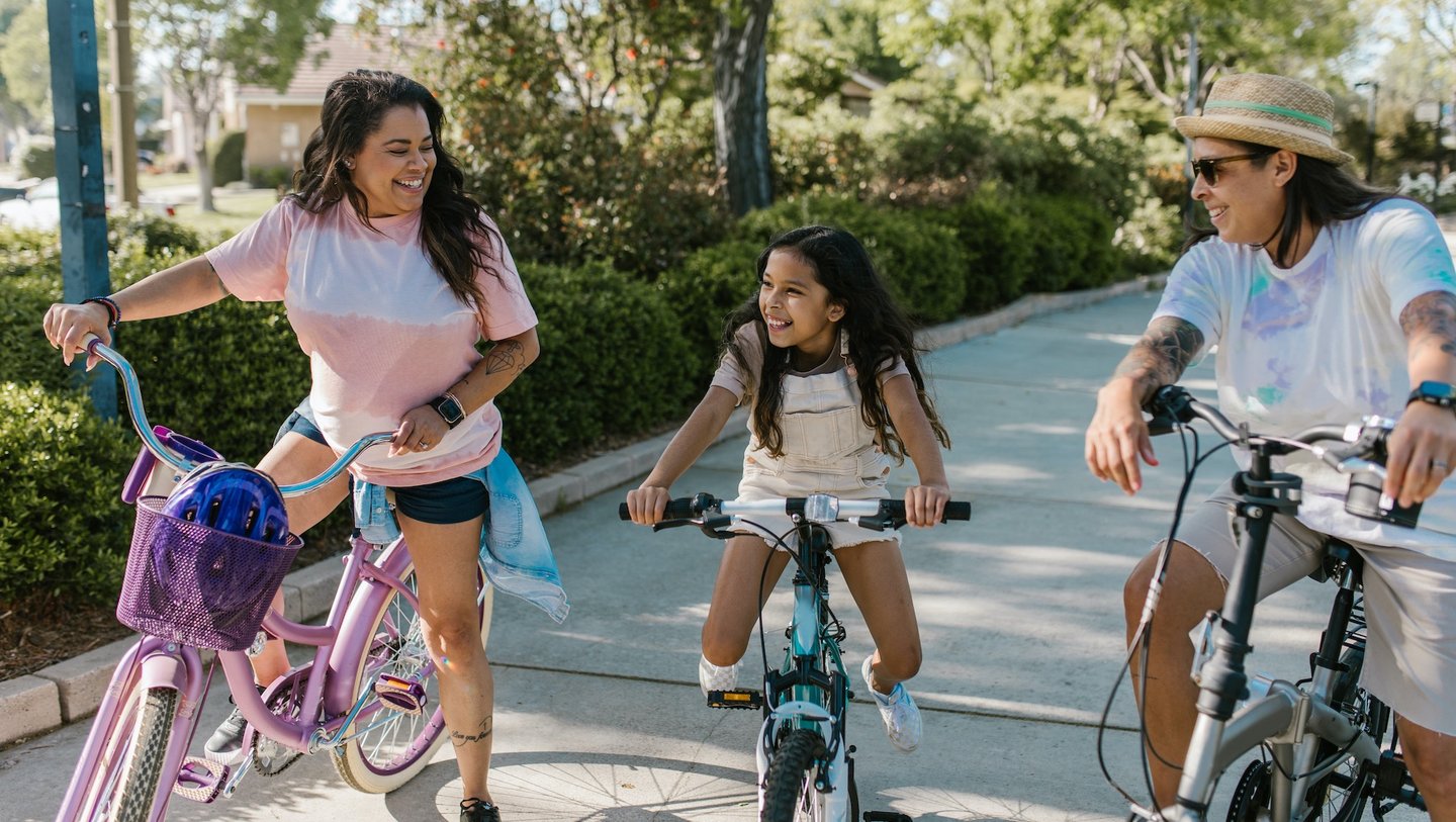 Das Foto zeigt eine Familie beim Fahrradfahren.