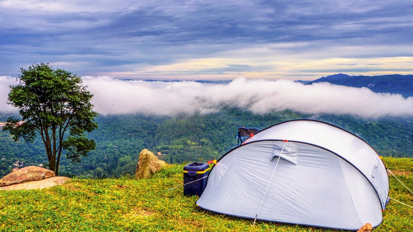 Das Bild zeigt ein Zelt auf einem Berg.
