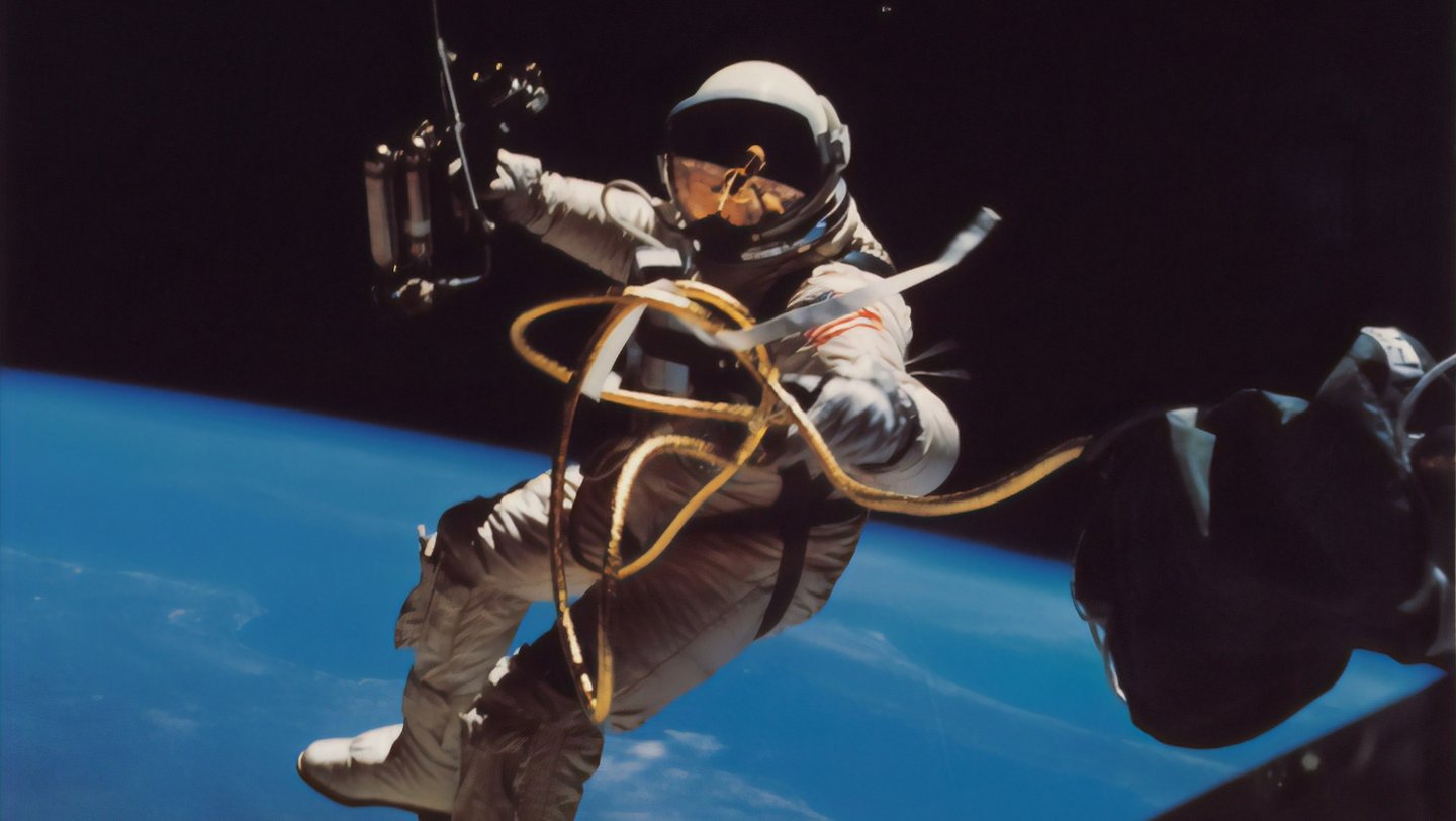 Das Foto zeigt einen Astronauten im Weltraum.