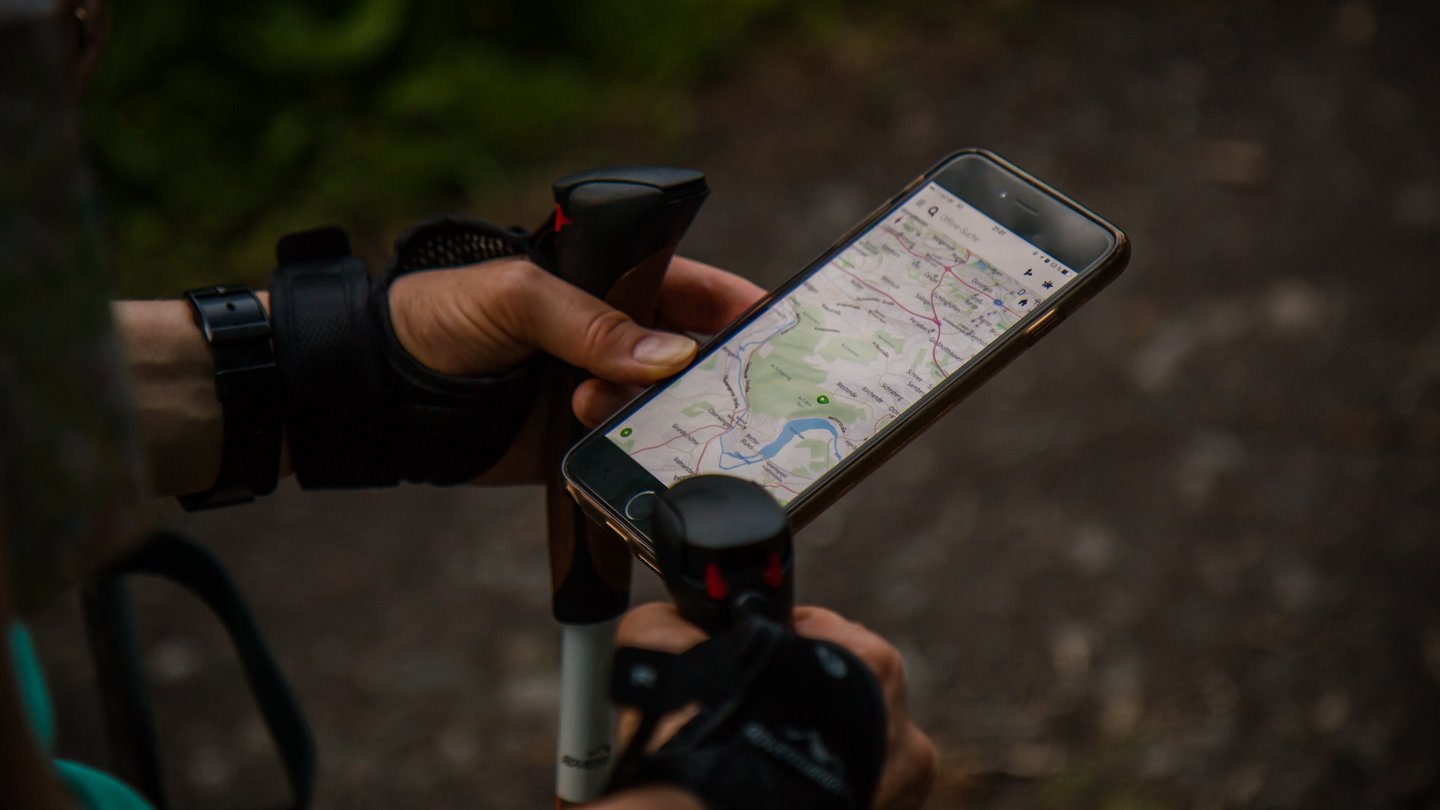 Das Bild zeigt ein Handy mit einer digitalen Wanderkarte.