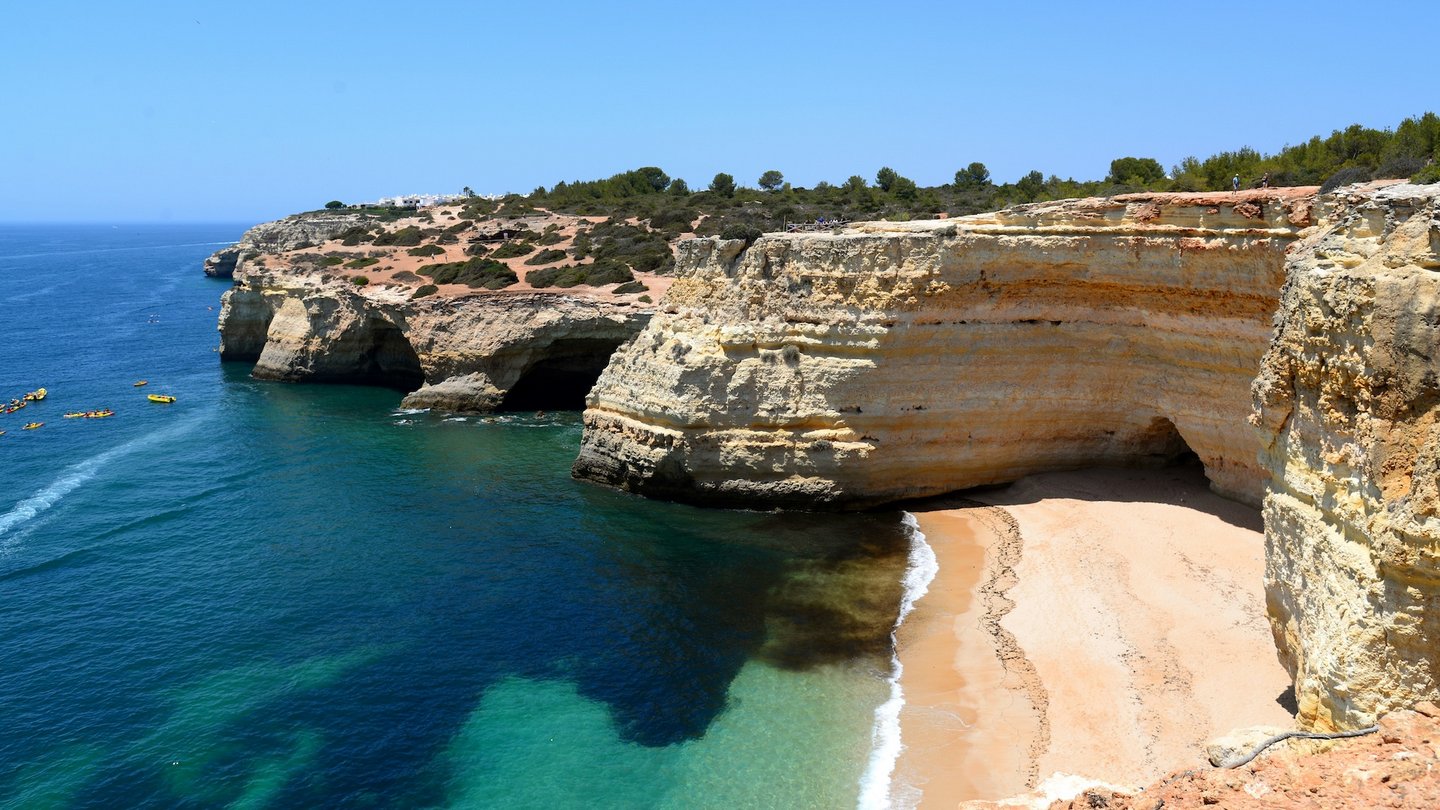 Das Foto zeigt eine Bucht in Algarve (Portugal).
