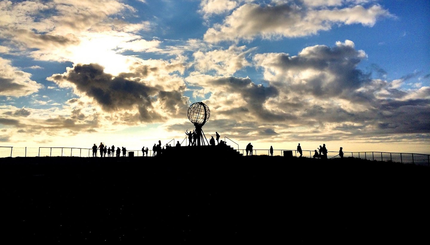 Das Foto zeigt das Nordkap vor einem Sonnenuntergang.