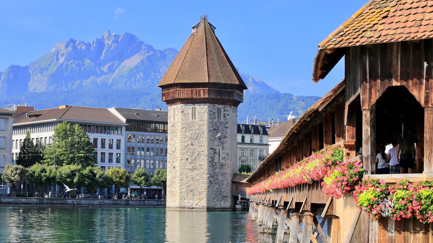 Das Foto zeigt die Kapellbrücke mit dem Wasserturm. 