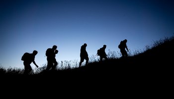 Das Foto zeugt eine Gruppe Wanderer bei Nacht.