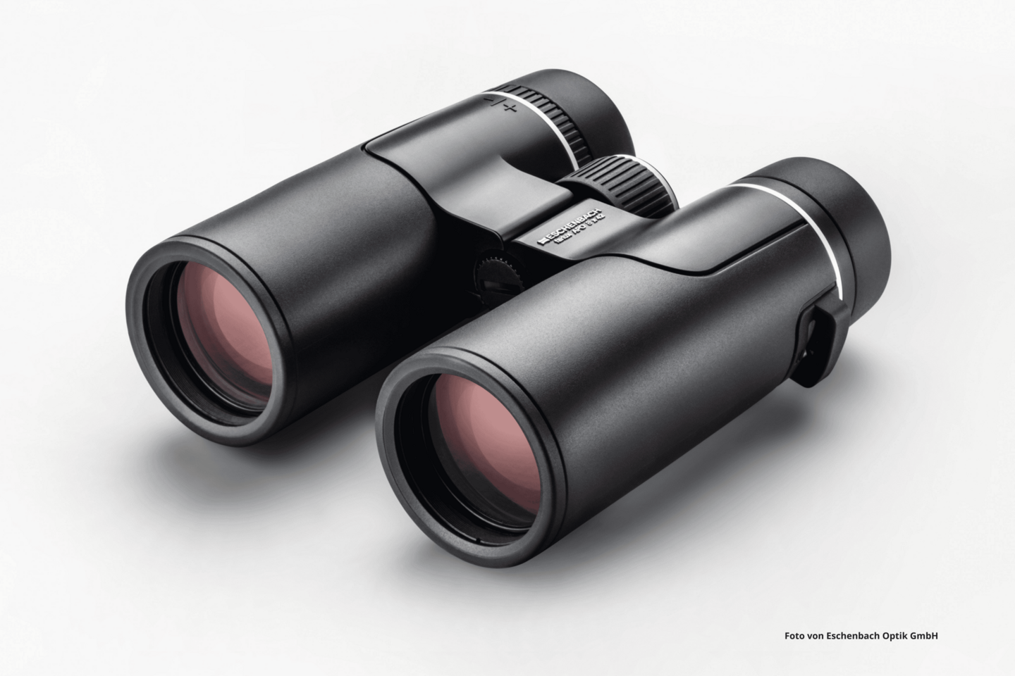 Das Foto zeigt das Fernglas farlux® APO 8 x 42 von Eschenbach Optik.