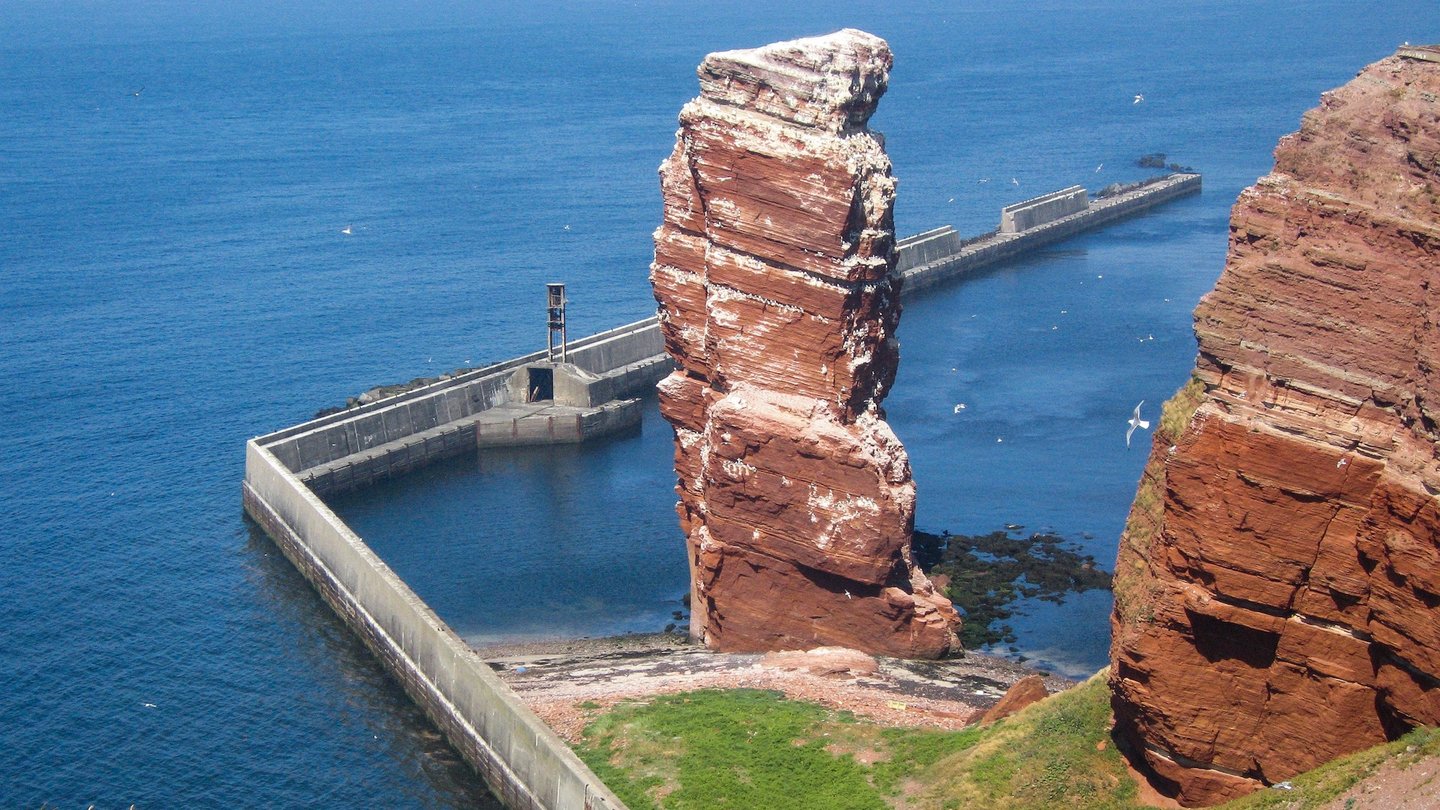 Das Bild zeigt eine Felsformation an der Küste Helgolands.