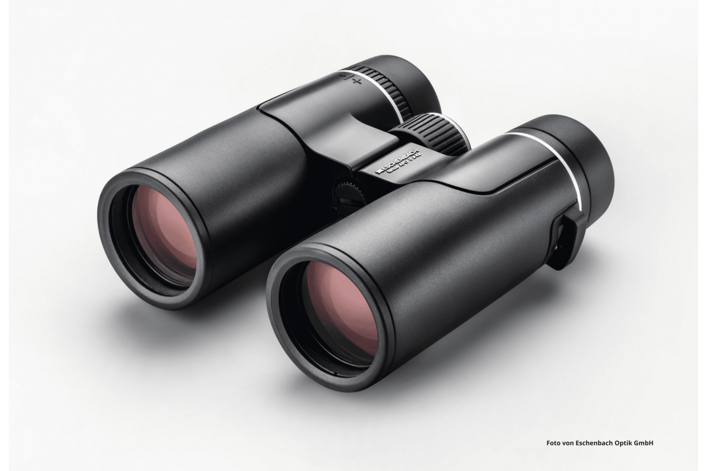 Das Foto zeigt das Fernglas farlux® APO 8 x 42 von Eschenbach Optik.