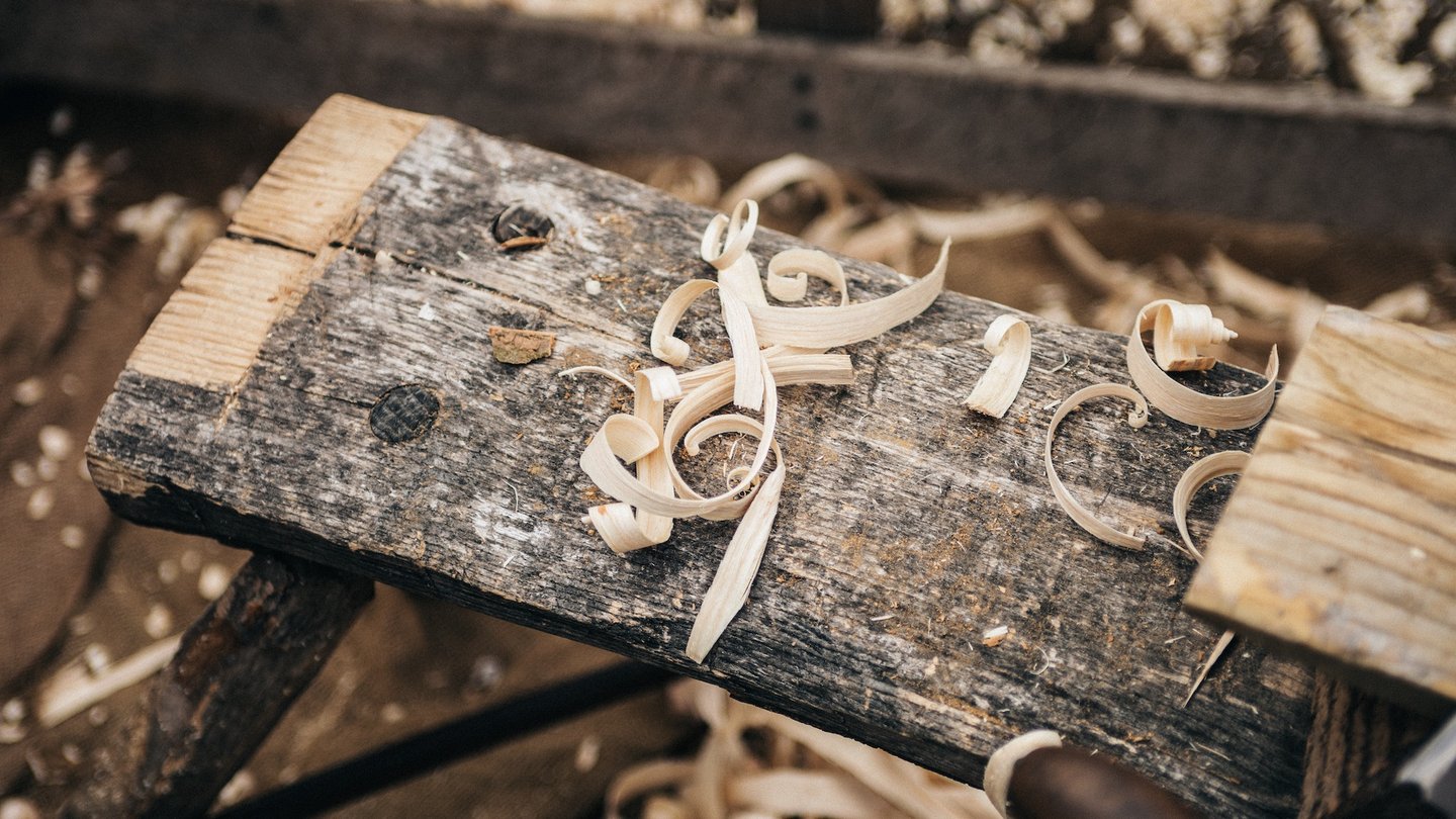 Foto einer Werkbank aus Holz.