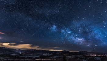 Sternenhimmel über eine Bergkette.