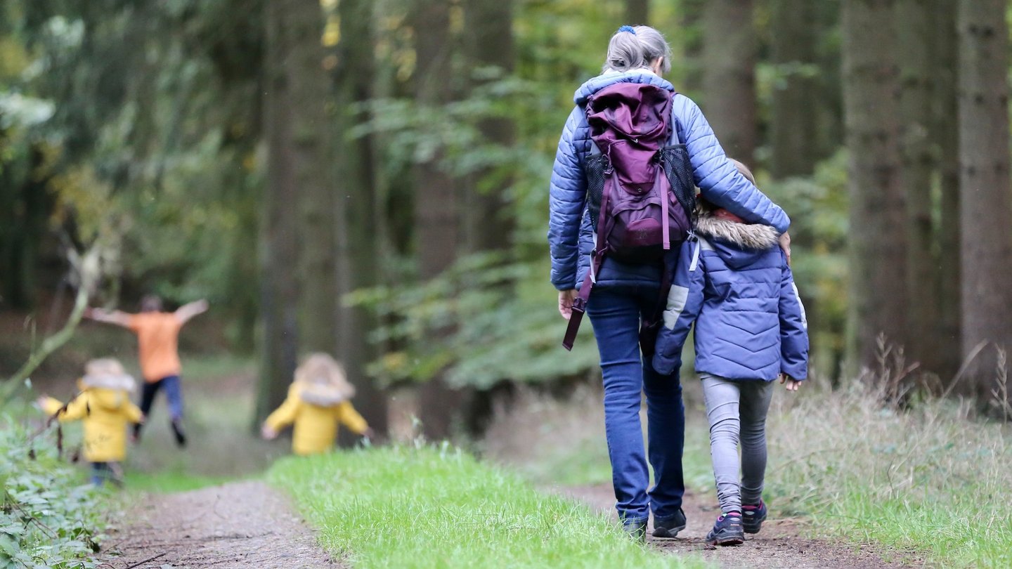 Das Bild zeigt eine Familie bei der Wanderung.