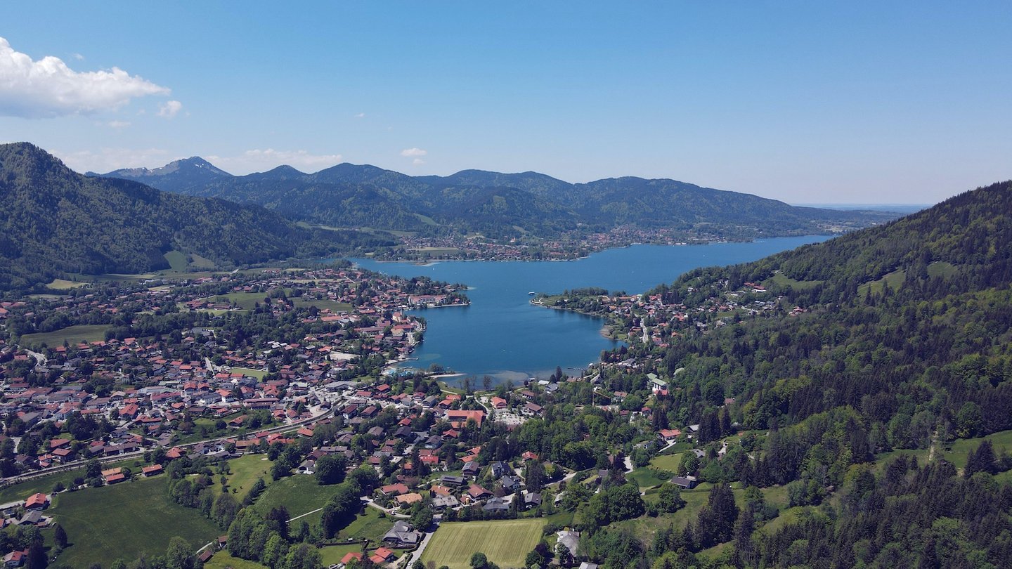 Das Bild zeigt die Aussicht auf den Tegernsee.